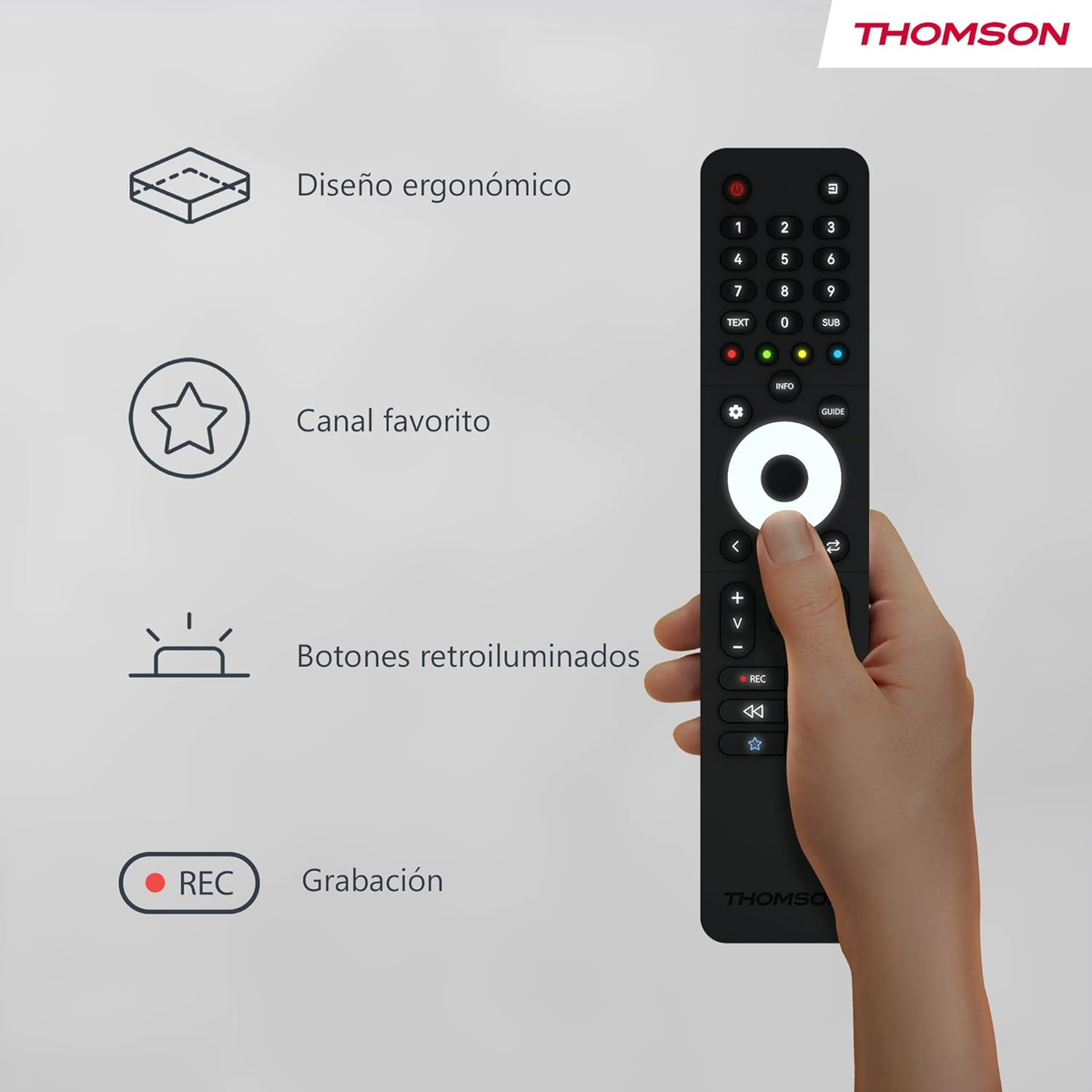 Mano sosteniendo control remoto Thomson con botones retroiluminados, iconos de ergonomía, canales, botones y grabación a la izquierda.