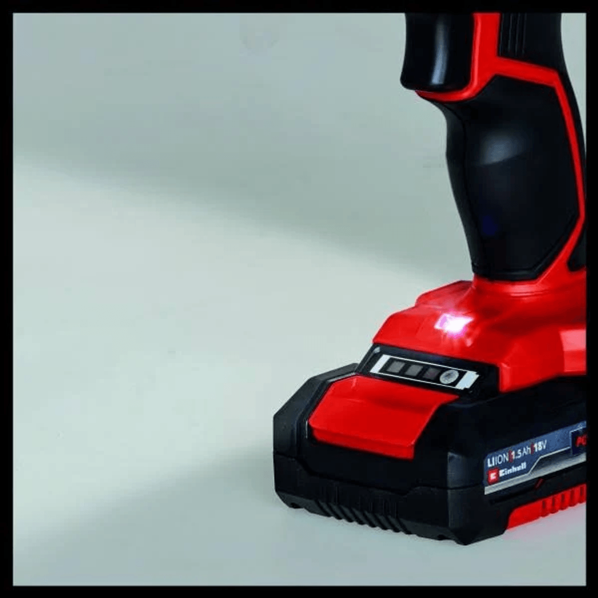Taladro inalámbrico rojo y negro con indicador de batería y luz LED.