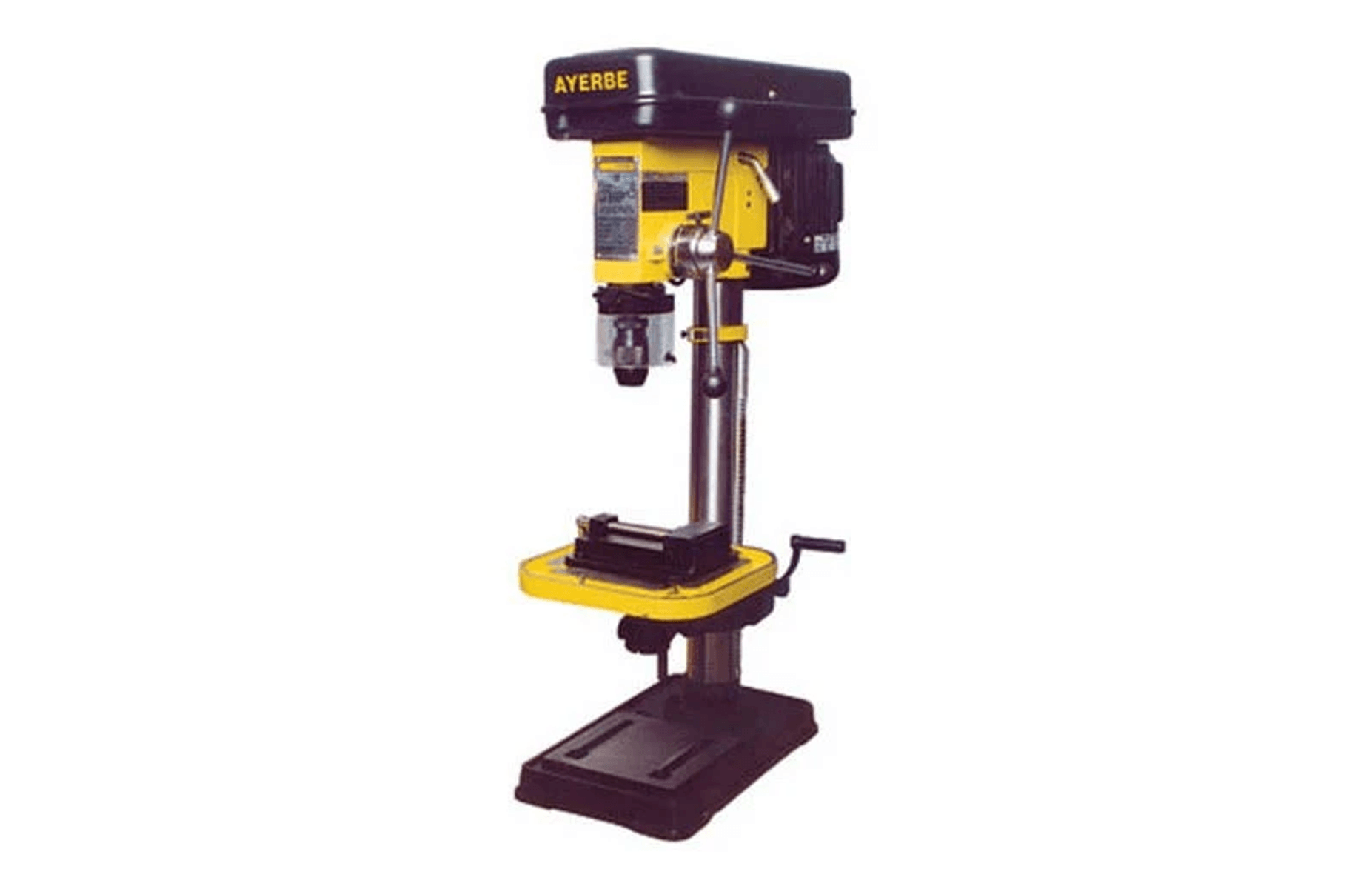 Un taladro de columna negro y amarillo con un tornillo de banco en la mesa de trabajo.