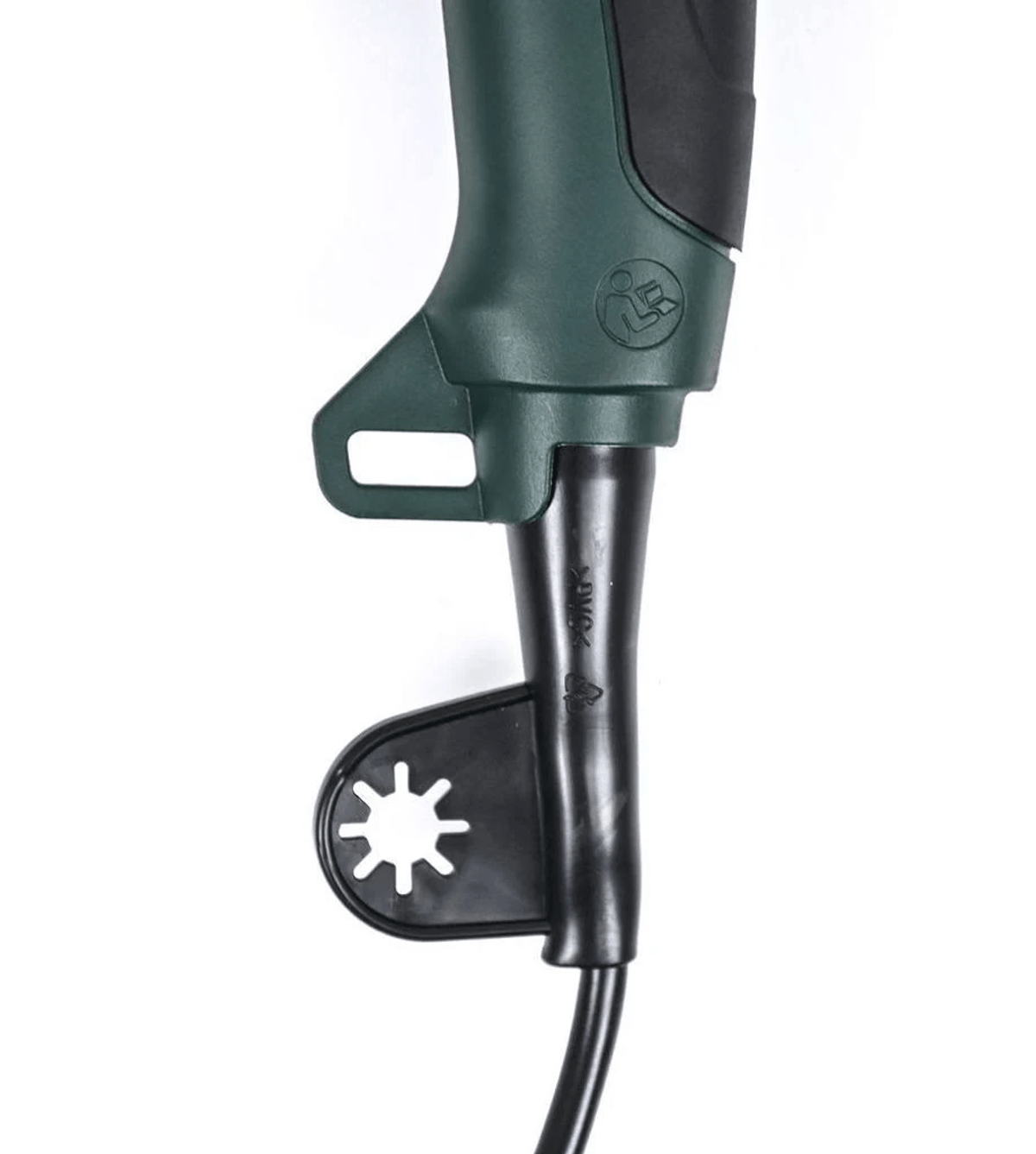 Primer plano de un mango de herramienta verde, protector de cable negro y ojal para colgar sobre fondo blanco.