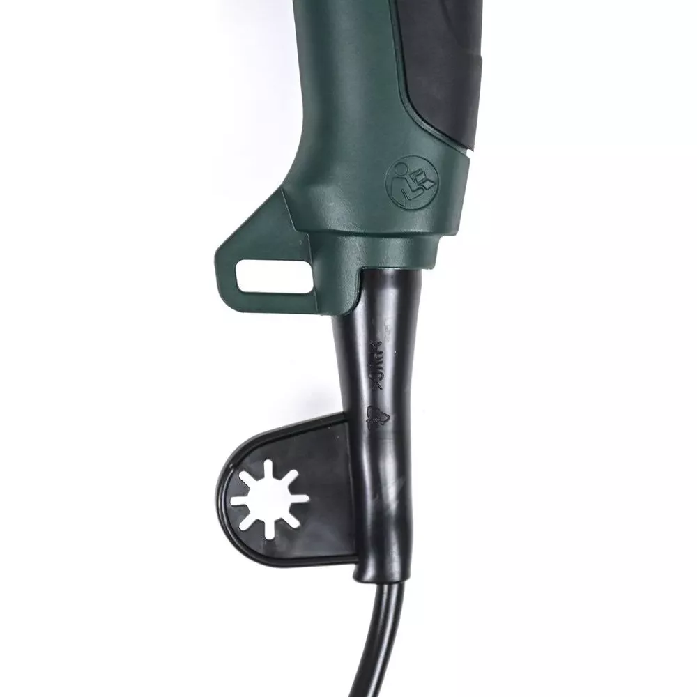 Mango de herramienta eléctrica verde y negro con cable de alimentación y protector sobre fondo blanco.