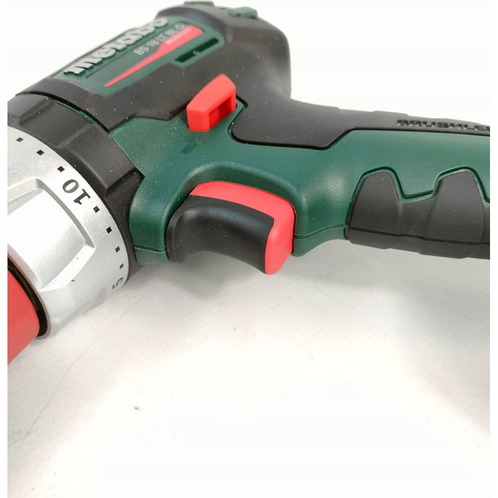 Un taladro inalámbrico Metabo verde y negro con detalles rojos sobre un fondo blanco.