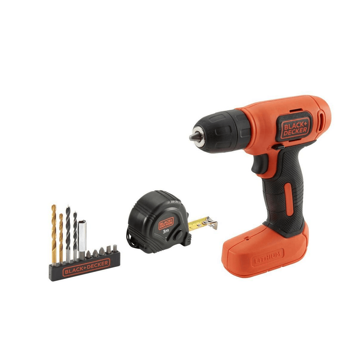 Un taladro inalámbrico Black+Decker naranja y negro, una cinta métrica de 3m y brocas sobre un fondo blanco.