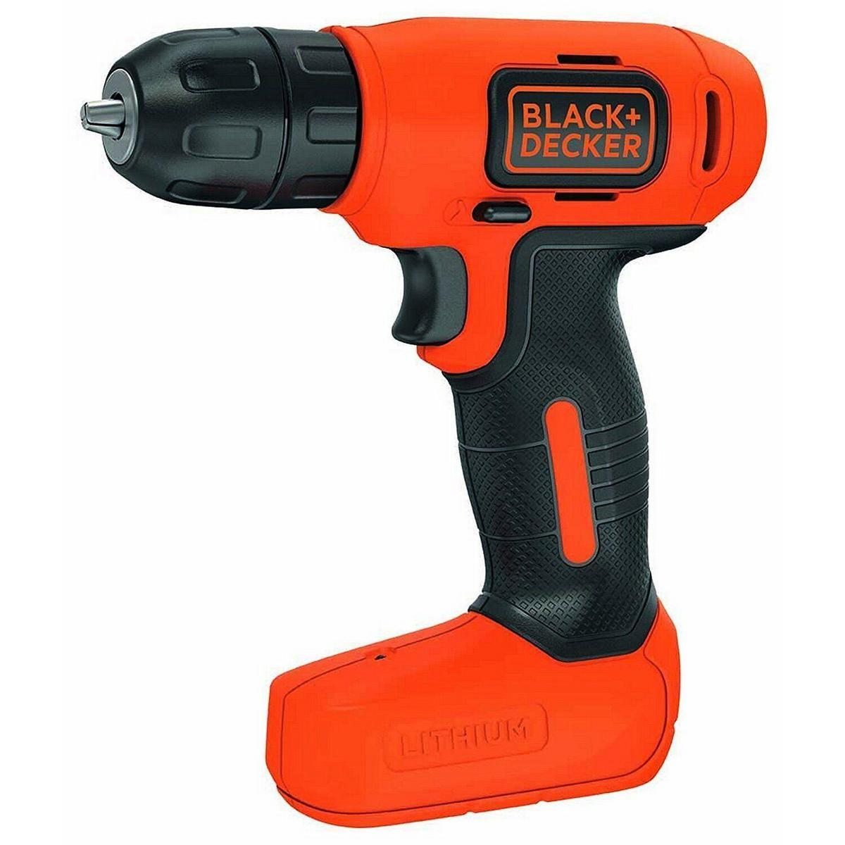 Taladro inalámbrico Black+Decker naranja y negro sobre fondo blanco.