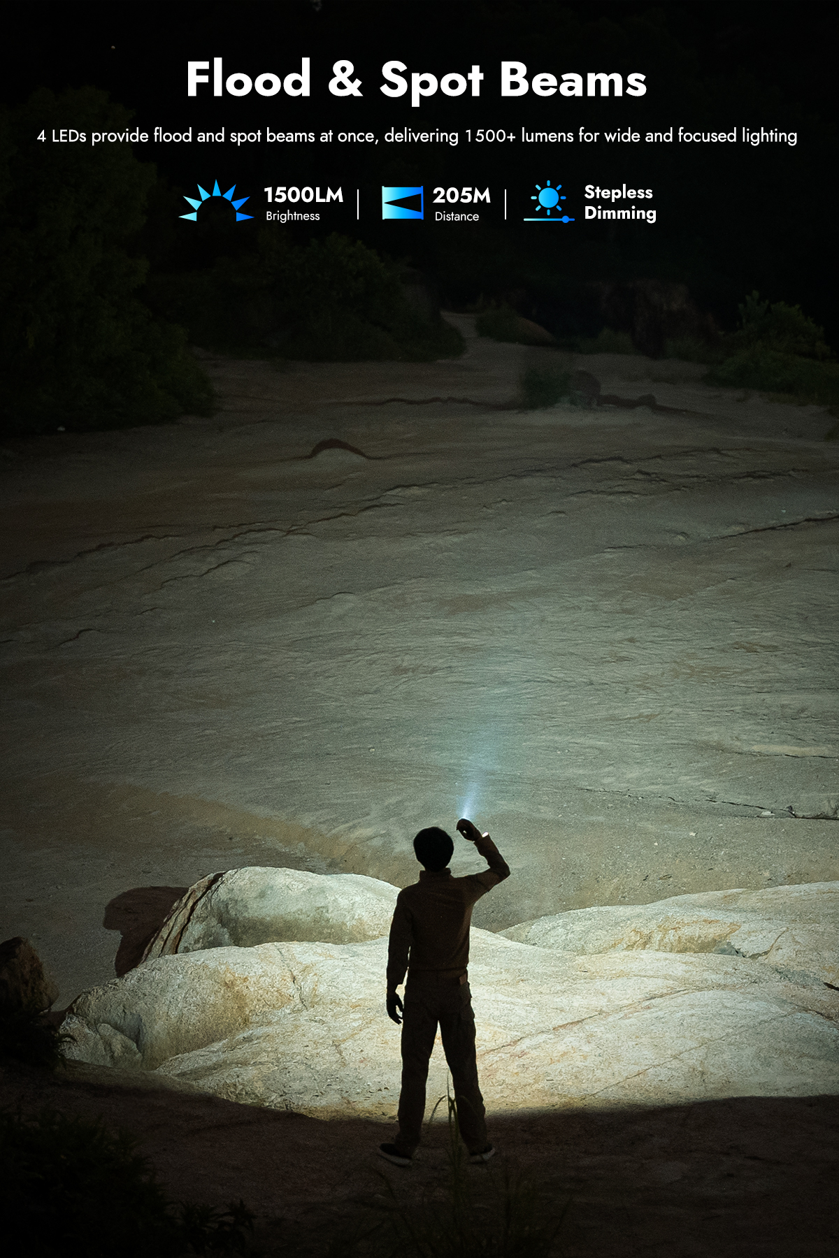 Eine Person steht auf einem Felsen in der Nacht und leuchtet mit einer Taschenlampe in die Ferne.