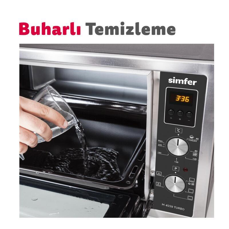 Buharlı temizlik için bardaktan fırına su dökülüyor.