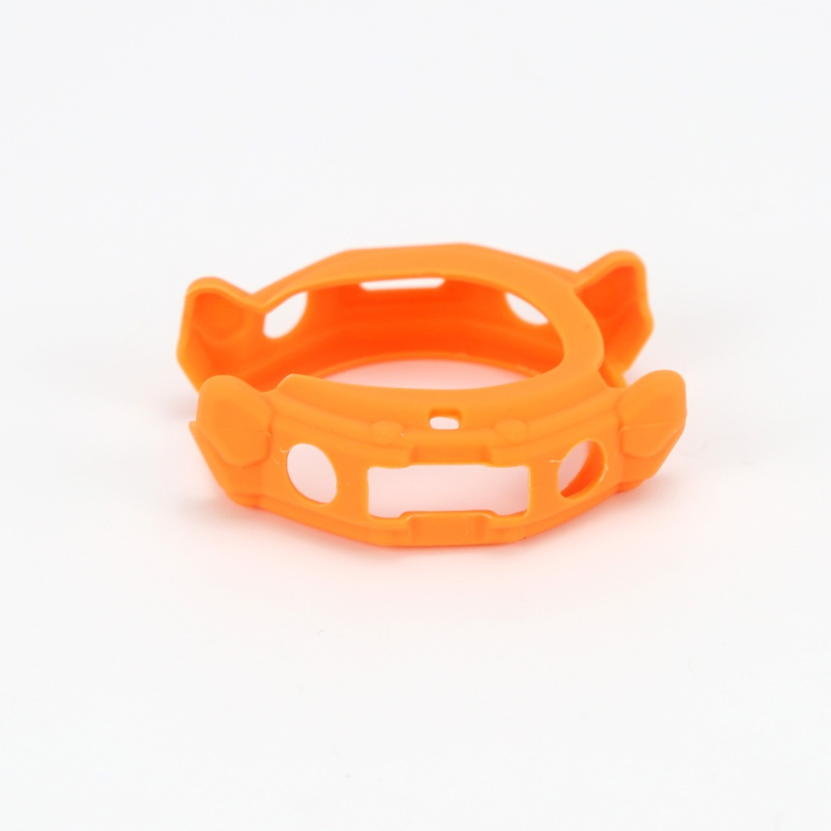 Eine orangefarbene Schutzhülle für eine Smartwatch liegt isoliert auf weißem Hintergrund.