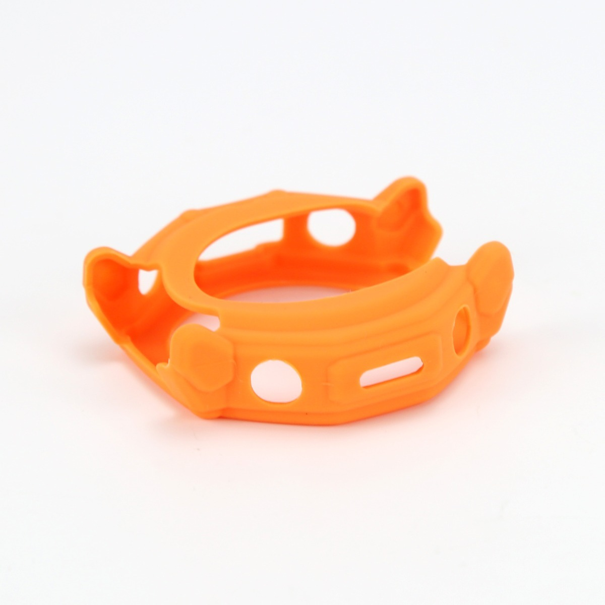 Eine orangefarbene Silikon-Schutzhülle für eine Uhr vor schlichtem weißem Hintergrund.