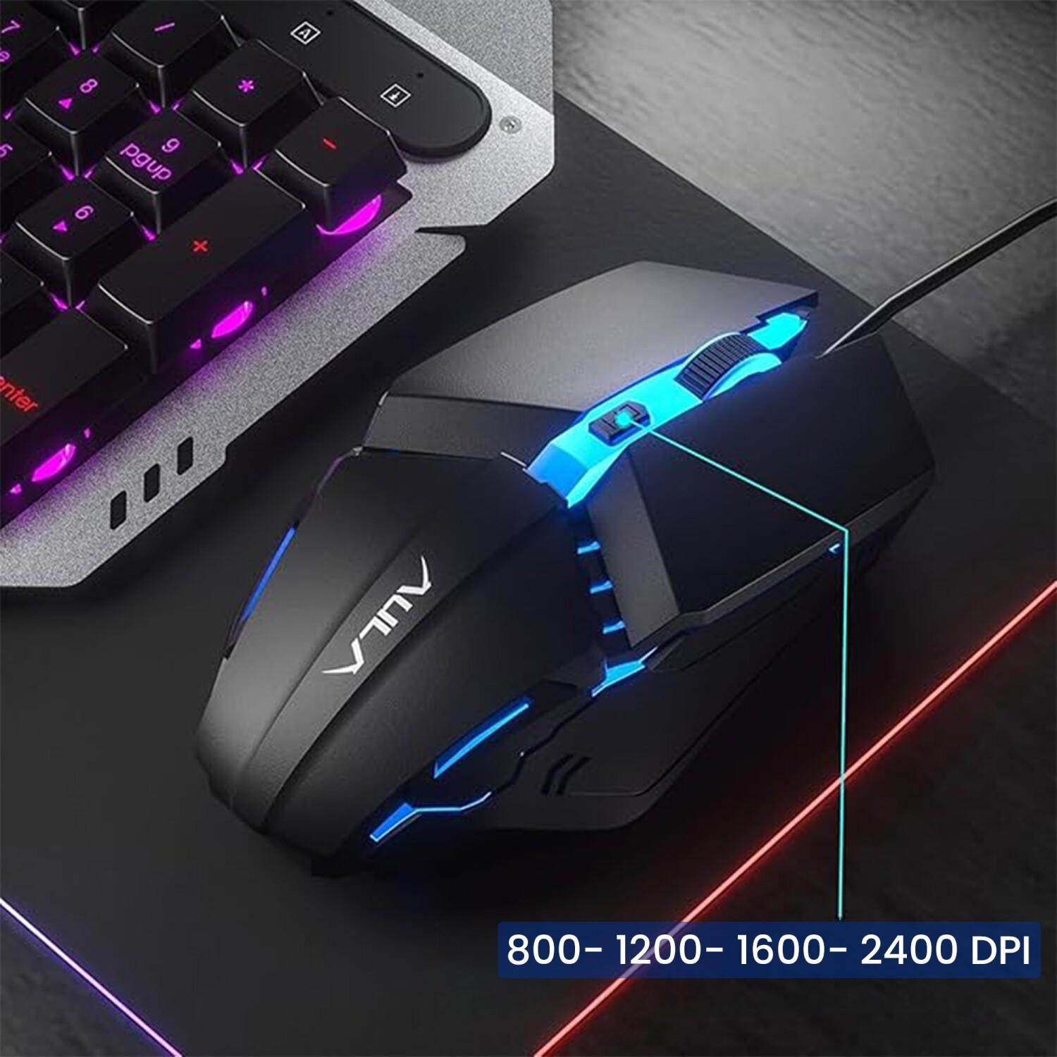Işıklı bir klavyenin yanında mouse pad üzerinde mavi LED aydınlatmalı siyah bir oyun faresi.