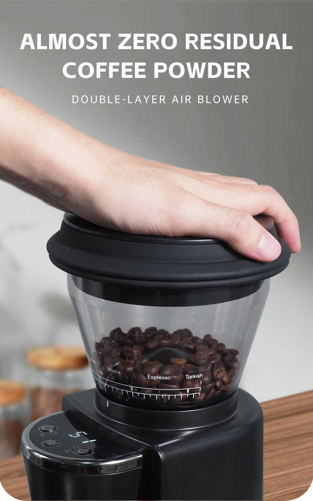 Mano che preme il coperchio di un contenitore di chicchi di caffè.