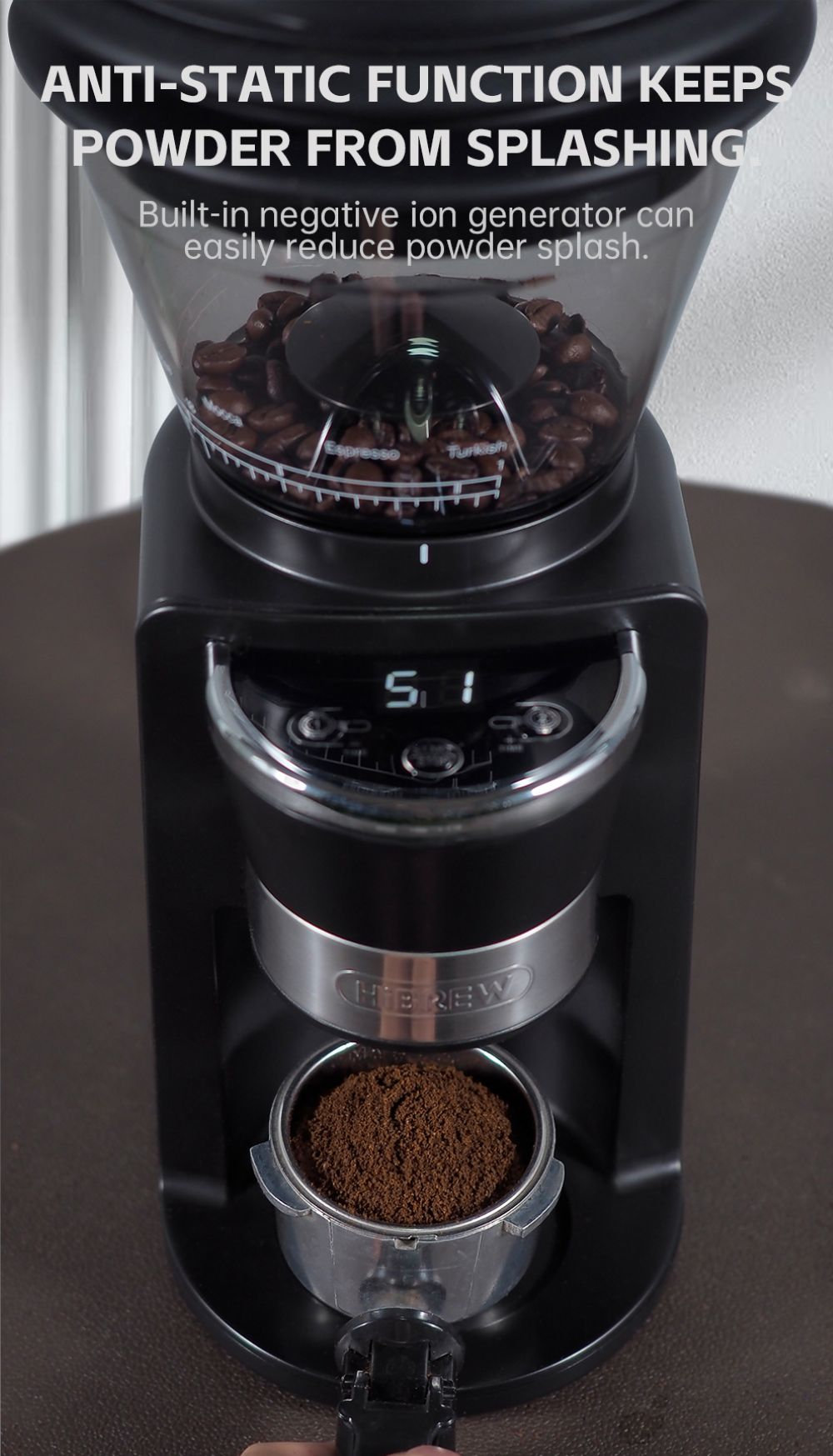 Un macinacaffè nero pieno di chicchi eroga caffè macinato in un portafiltro.