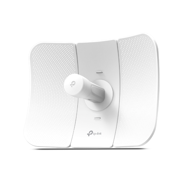 Beyaz arkaplanda egik antenli beyaz Tp-Link dis mekan kablosuz yonlendiricisi.