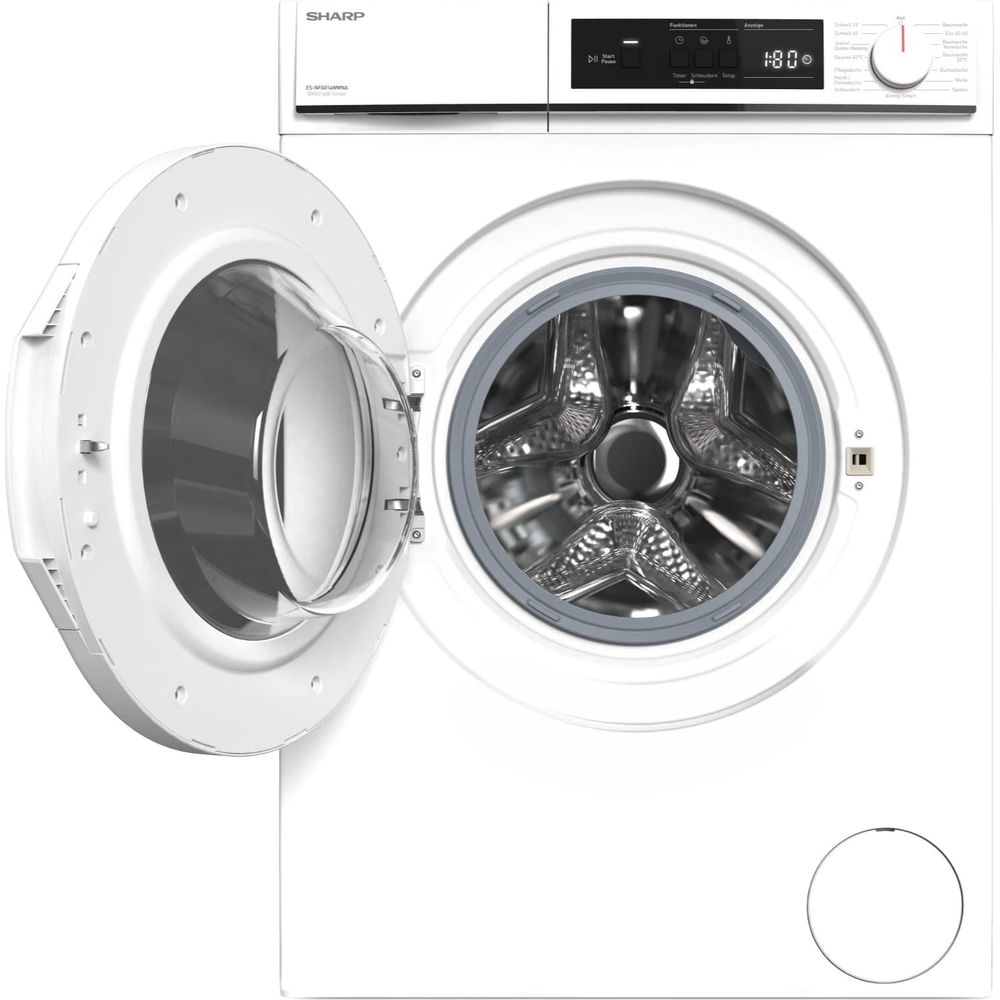 Un lave-linge Sharp blanc avec la porte ouverte, montrant le tambour en acier inoxydable sur fond uni.