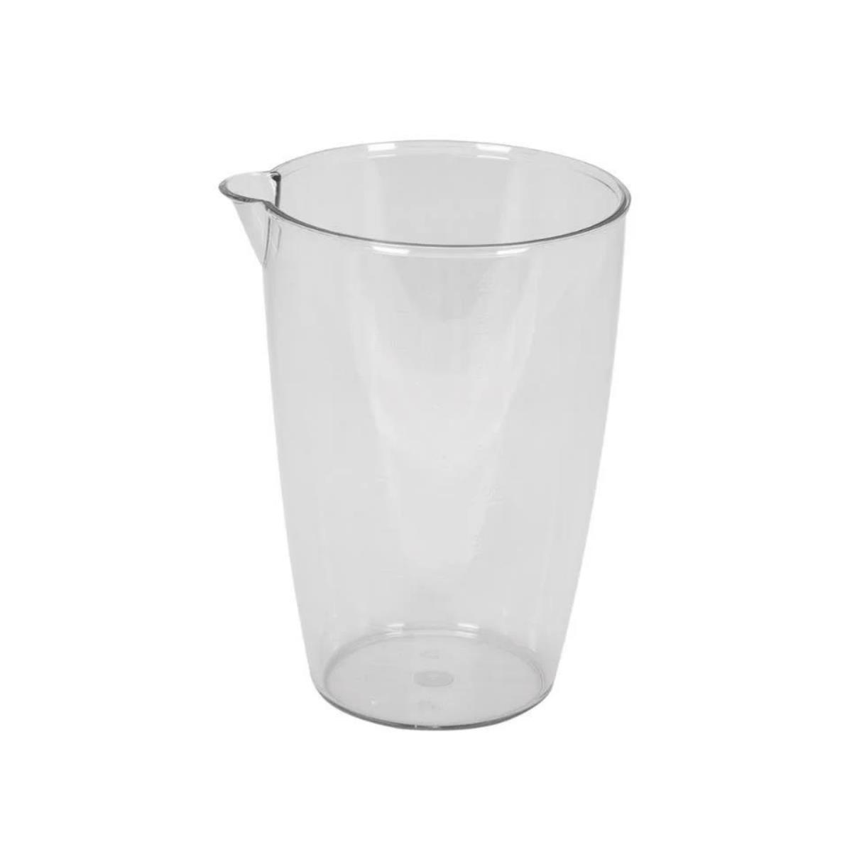 Beyaz arka plan üzerinde dökme ağızlı şeffaf plastik ölçü kabı.
