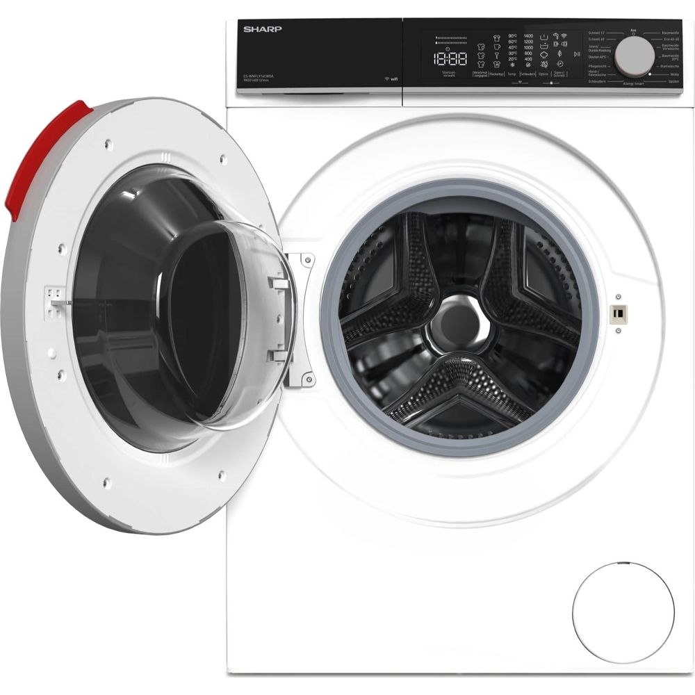 Un lave-linge blanc Sharp avec la porte avant ouverte à gauche, montrant le tambour et le panneau.