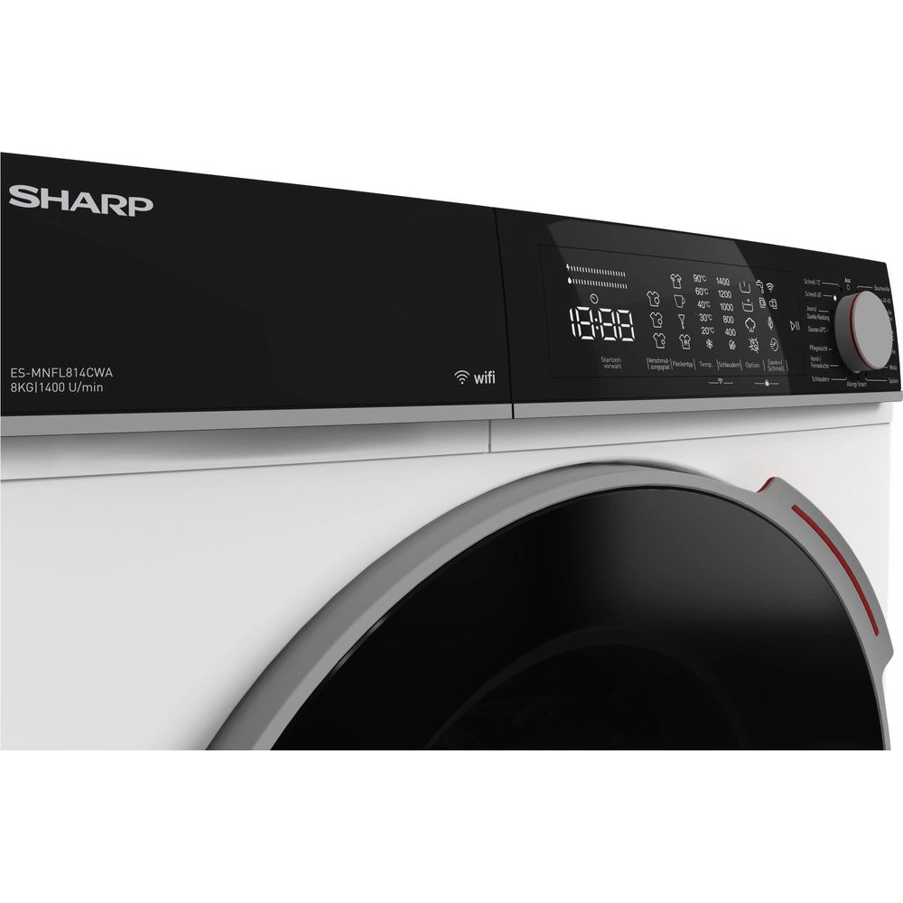 Gros plan sur le panneau de commande noir d'un lave-linge Sharp blanc avec écran numérique.