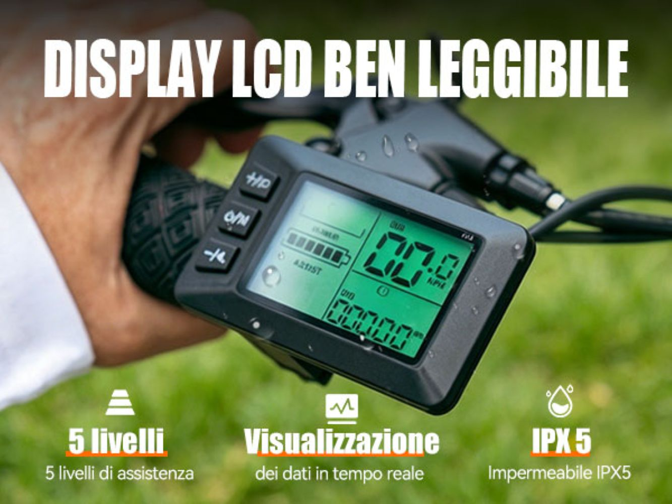 Primo piano del manubrio di una e-bike con display LCD verde chiaro che mostra velocità e batteria.