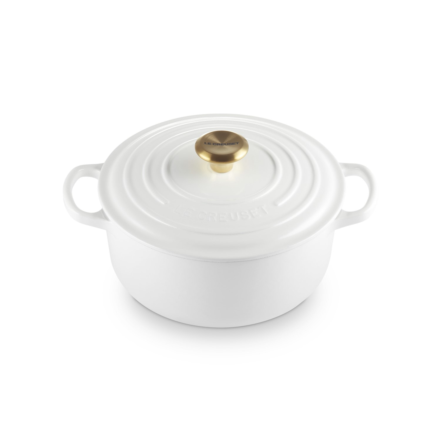 Ein weißer Le Creuset Gusseisentopf mit goldenem Knauf vor weißem Hintergrund.