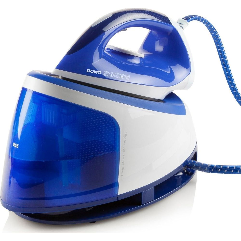 Un ferro da stiro a vapore blu e bianco con base e serbatoio blu su sfondo bianco.