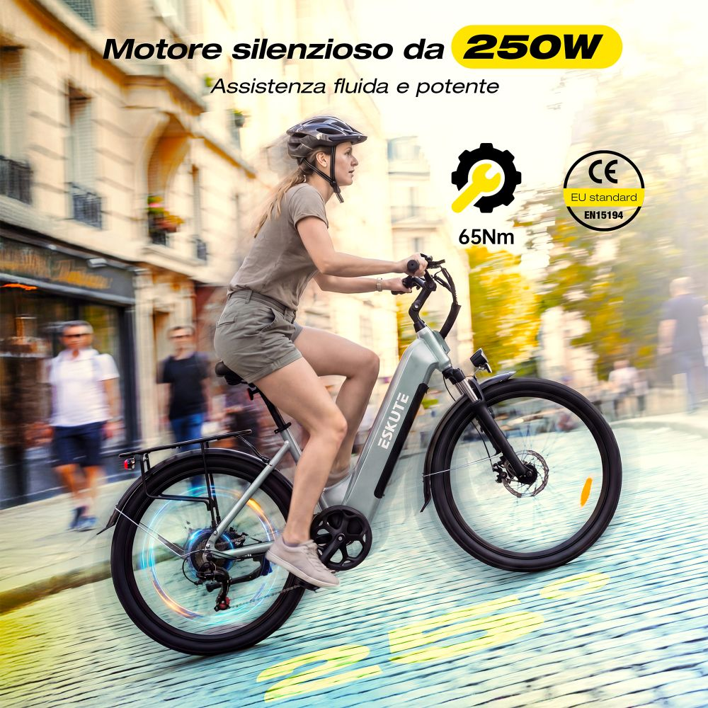 Donna con casco guida una bici elettrica su una strada con testo.