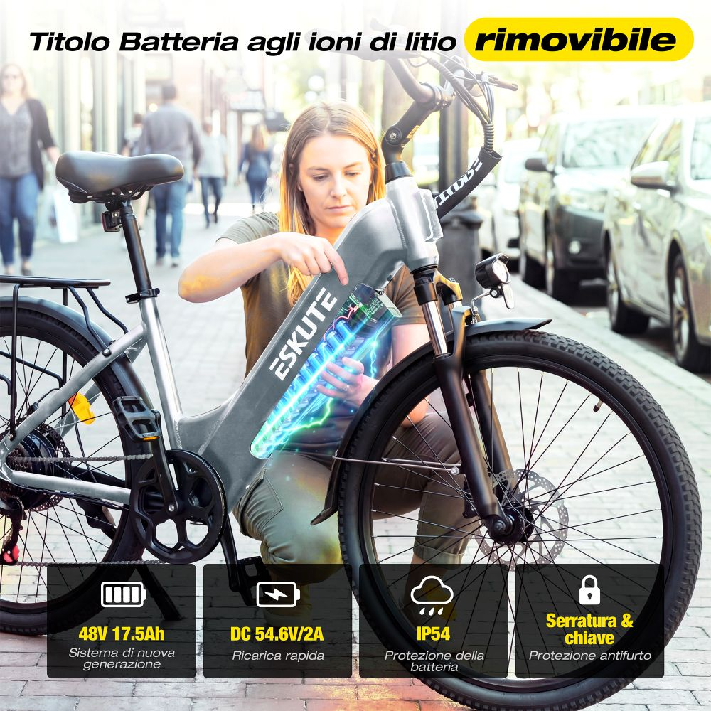 Una donna rimuove la batteria dal telaio di una e-bike Eskute argentata in strada.