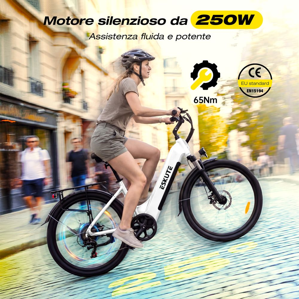 Una donna con il casco guida una e-bike bianca Eskute su una strada cittadina con passanti sfocati sullo sfondo.