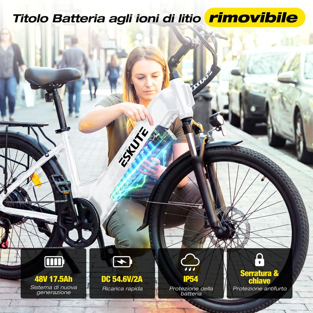 Una donna rimuove la batteria estraibile da una e-bike bianca Eskute su un marciapiede.