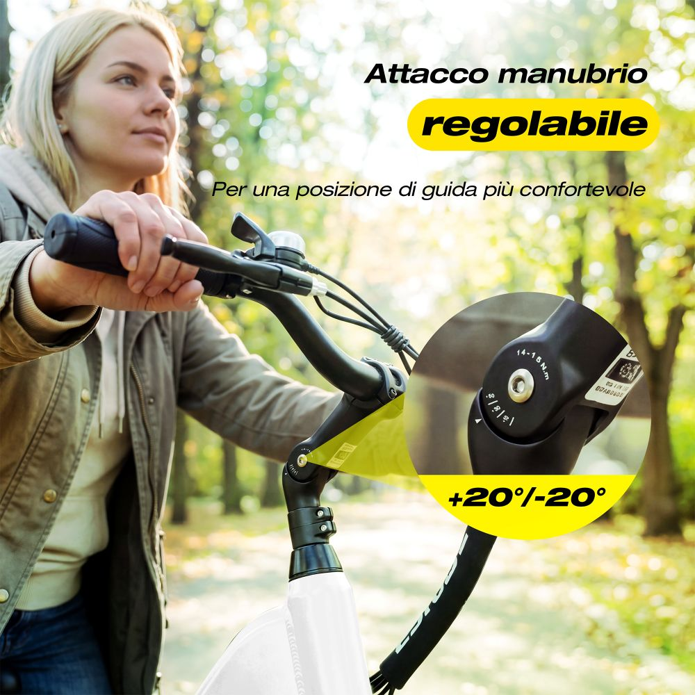 Donna in bici con manubrio regolabile in un parco, primo piano del giunto di regolazione.