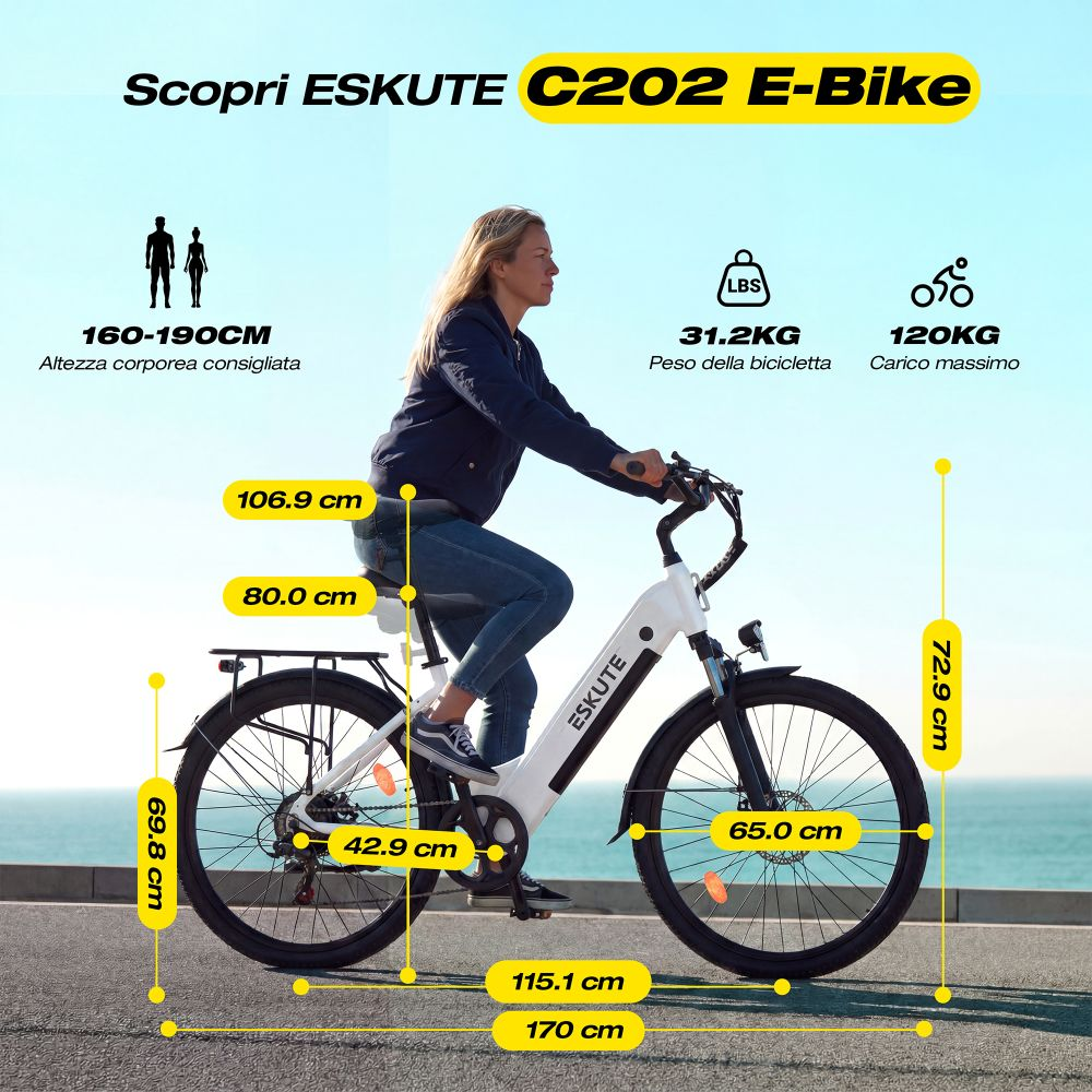 Una donna bionda guida un'ebike bianca Eskute C202, con dimensioni e sfondo del mare blu.