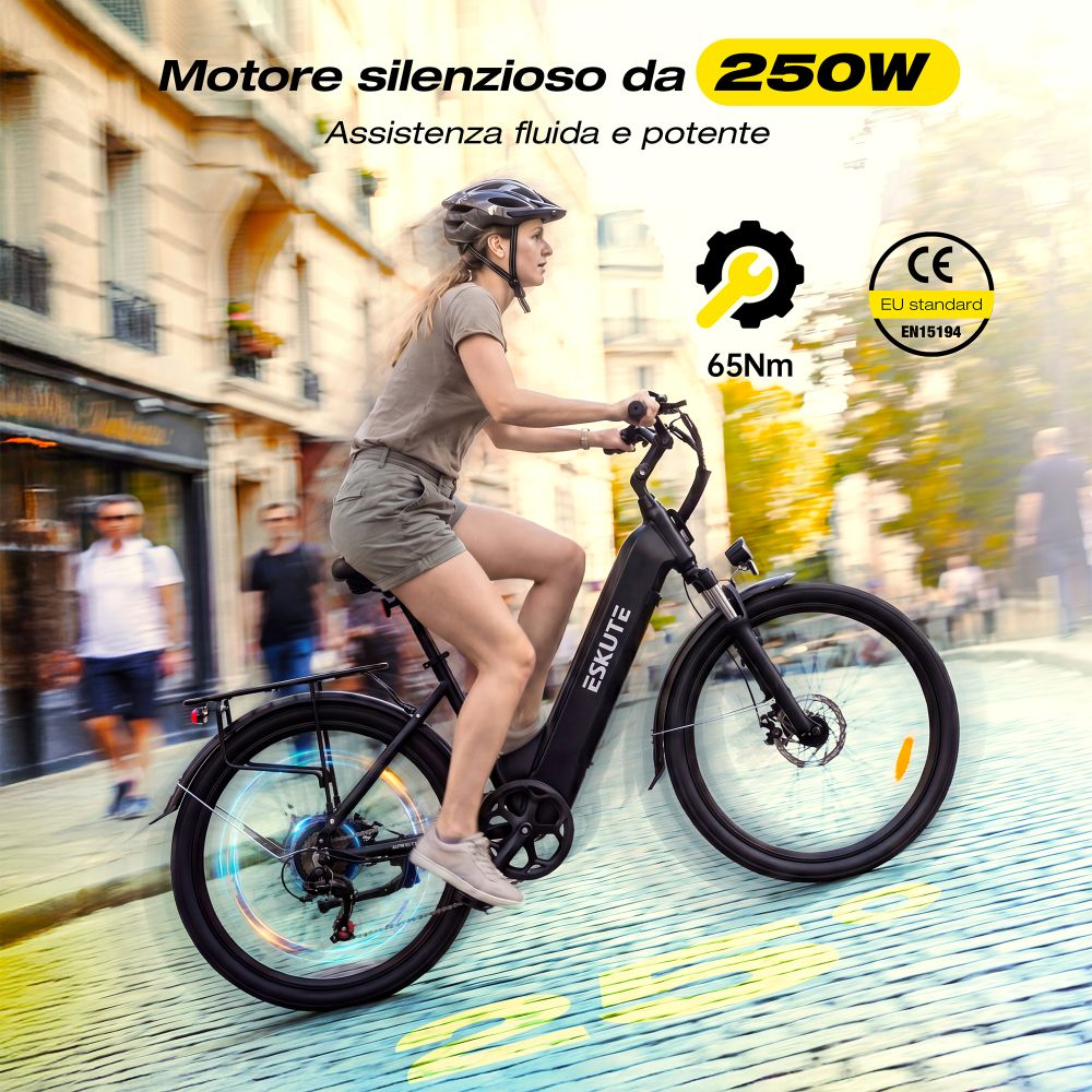 Una donna con casco guida una e-bike nera su una strada acciottolata della città.