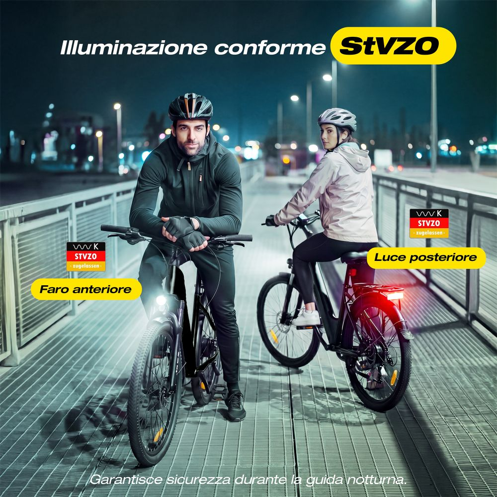 Due ciclisti con casco guidano bici elettriche di notte con luci attive.