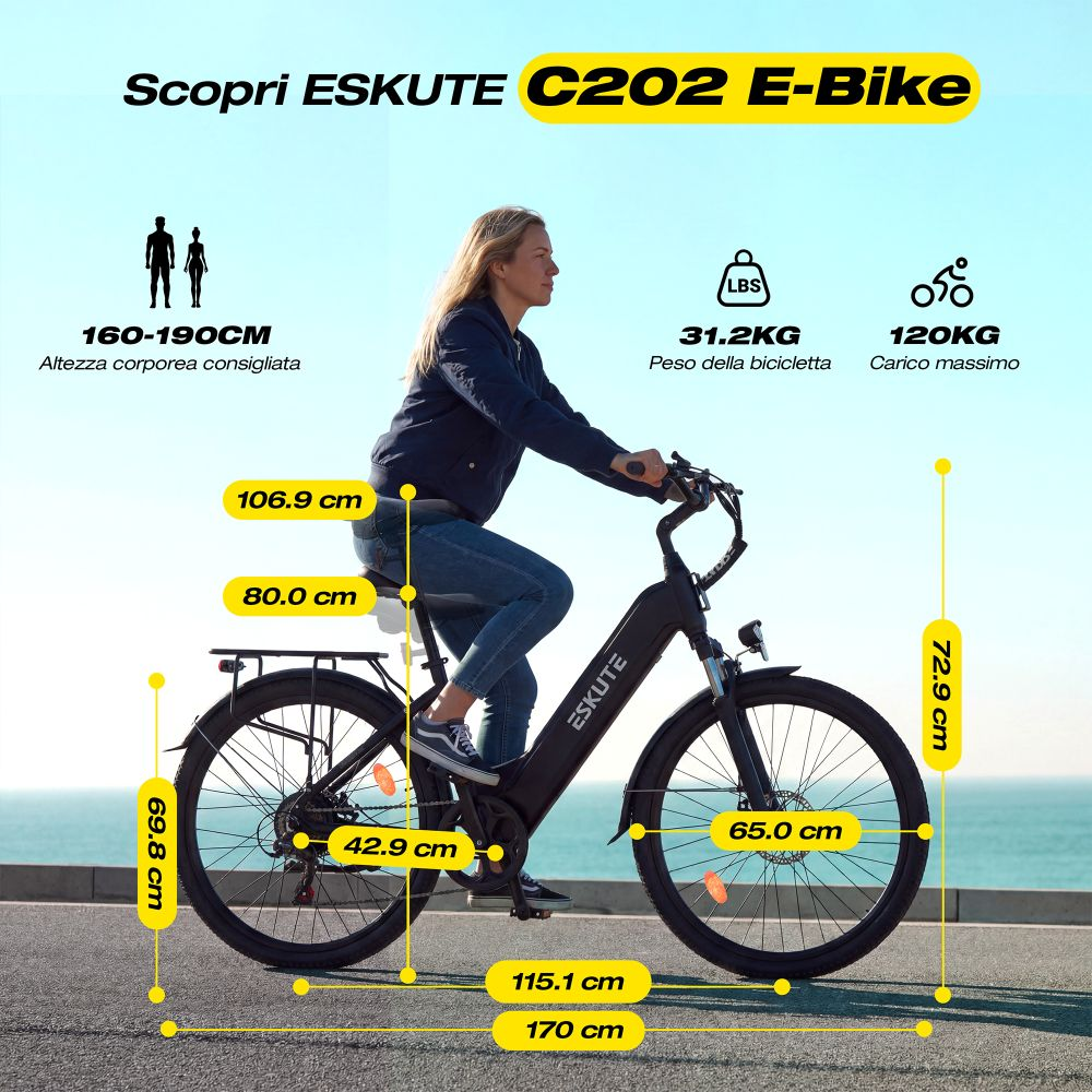 Una donna guida una e-bike nera Eskute su una strada costiera, accompagnata da specifiche e misurazioni.