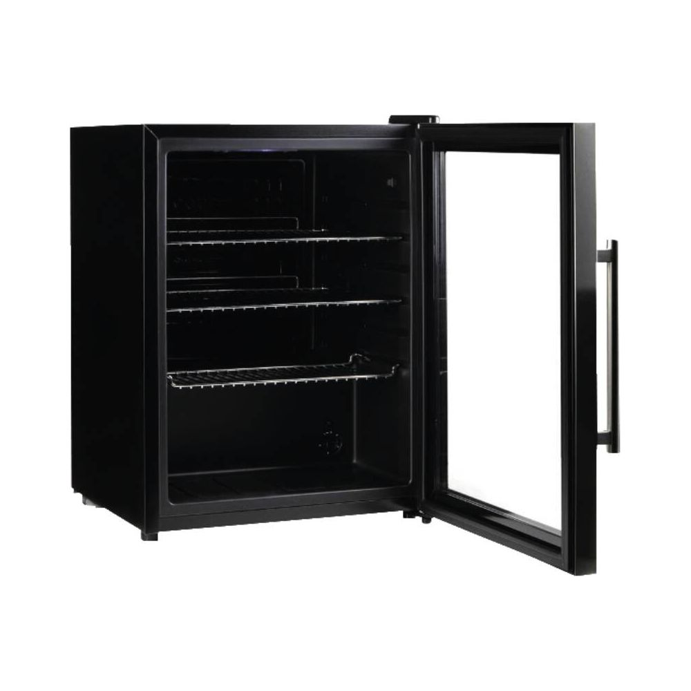 Piccolo minifrigo nero con porta in vetro e tre ripiani metallici.