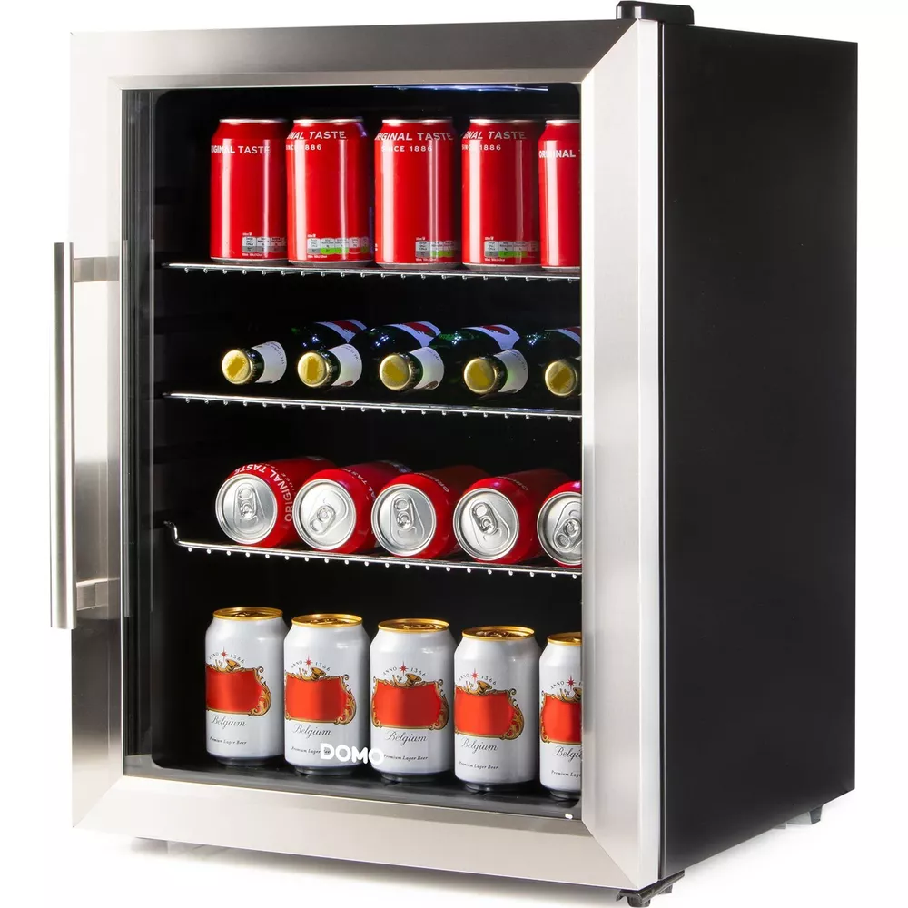 Un piccolo frigorifero per bevande nero con porta in vetro mostra ripiani riforniti con lattine e bottiglie rosse.