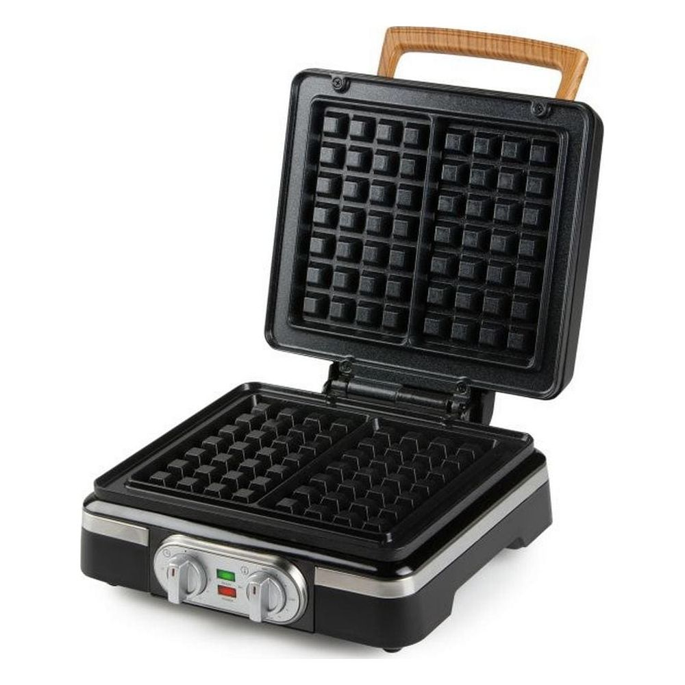 Ein offener, schwarzer Waffelautomat mit Holzgriff, Kontrollleuchten und zwei Drehreglern auf einer weißen Fläche.
