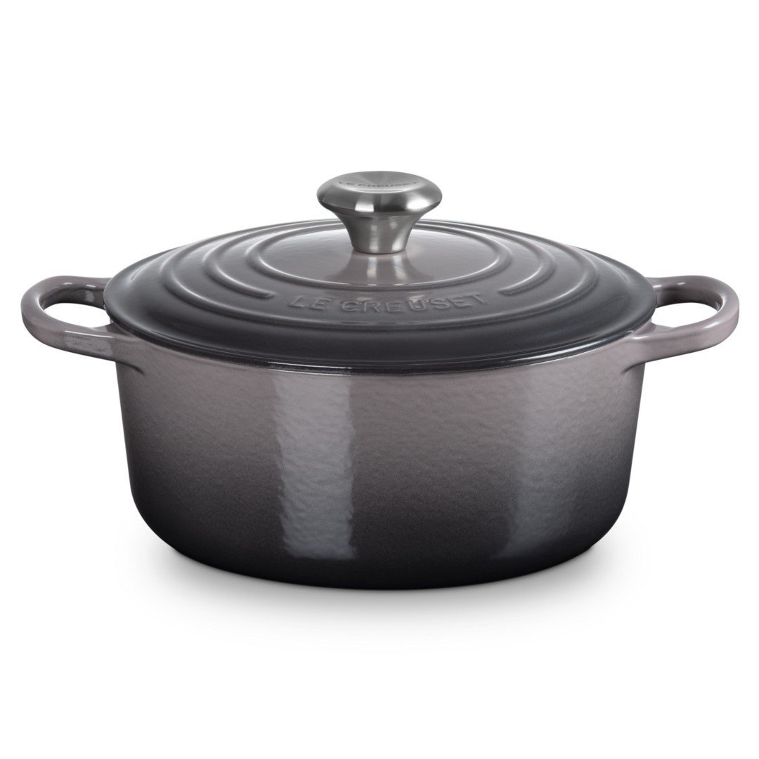 Ein grauer Le Creuset Gusseisentopf mit silbernem Deckelknopf und zwei seitlichen Griffen auf weißem Hintergrund.