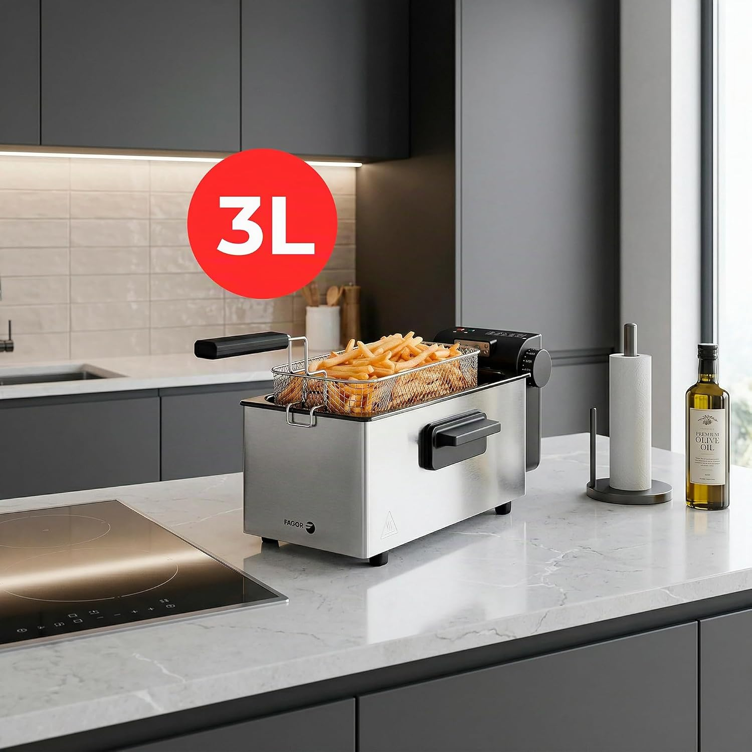 Freidora de acero inoxidable con cesta llena de patatas fritas en una encimera de mármol en una cocina moderna.