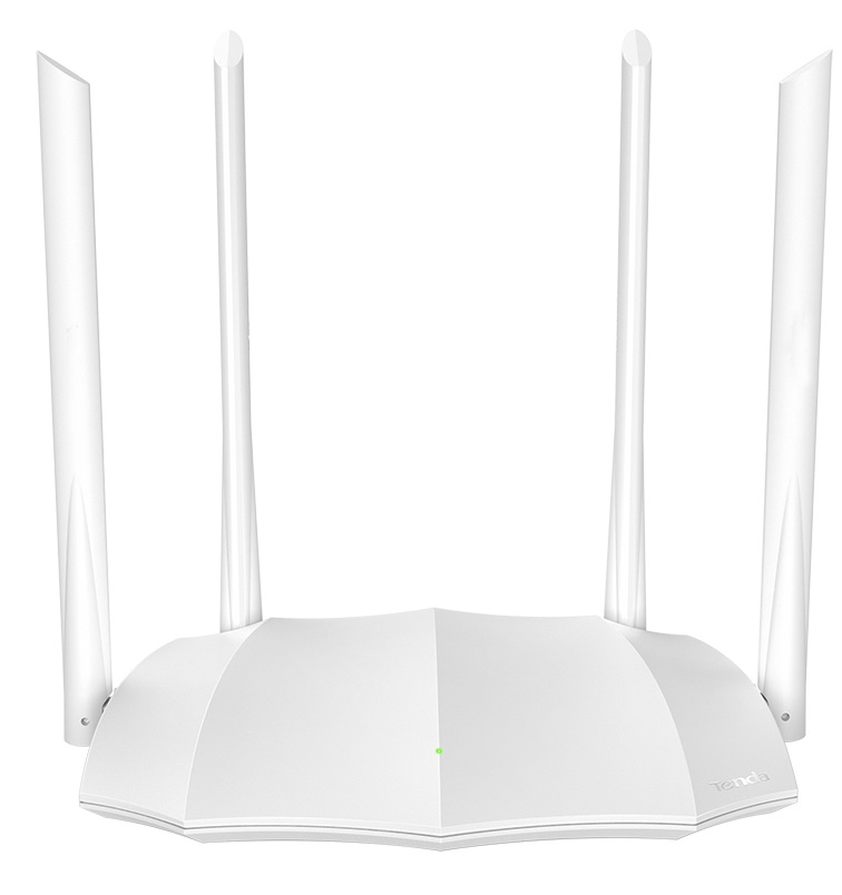Beyaz bir arka plan önünde, dört uzun antene sahip beyaz bir Wi-Fi yönlendiricisi duruyor.