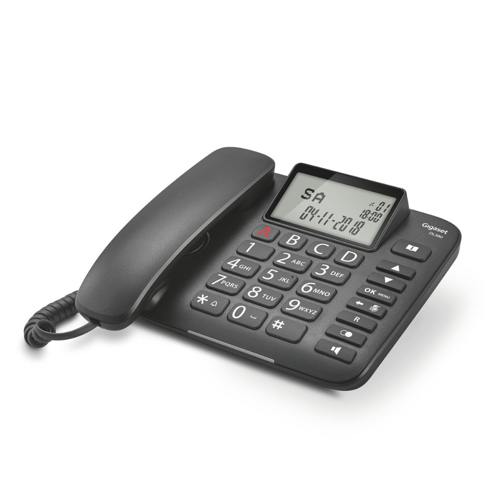 Un telefono da tavolo nero con grandi pulsanti e un display che mostra data e ora, su sfondo bianco.