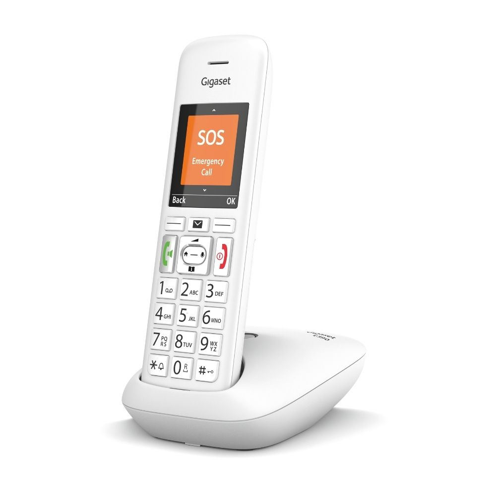 Un telefono fisso bianco Gigaset nella sua base di ricarica con una chiamata di emergenza SOS arancione sullo schermo.