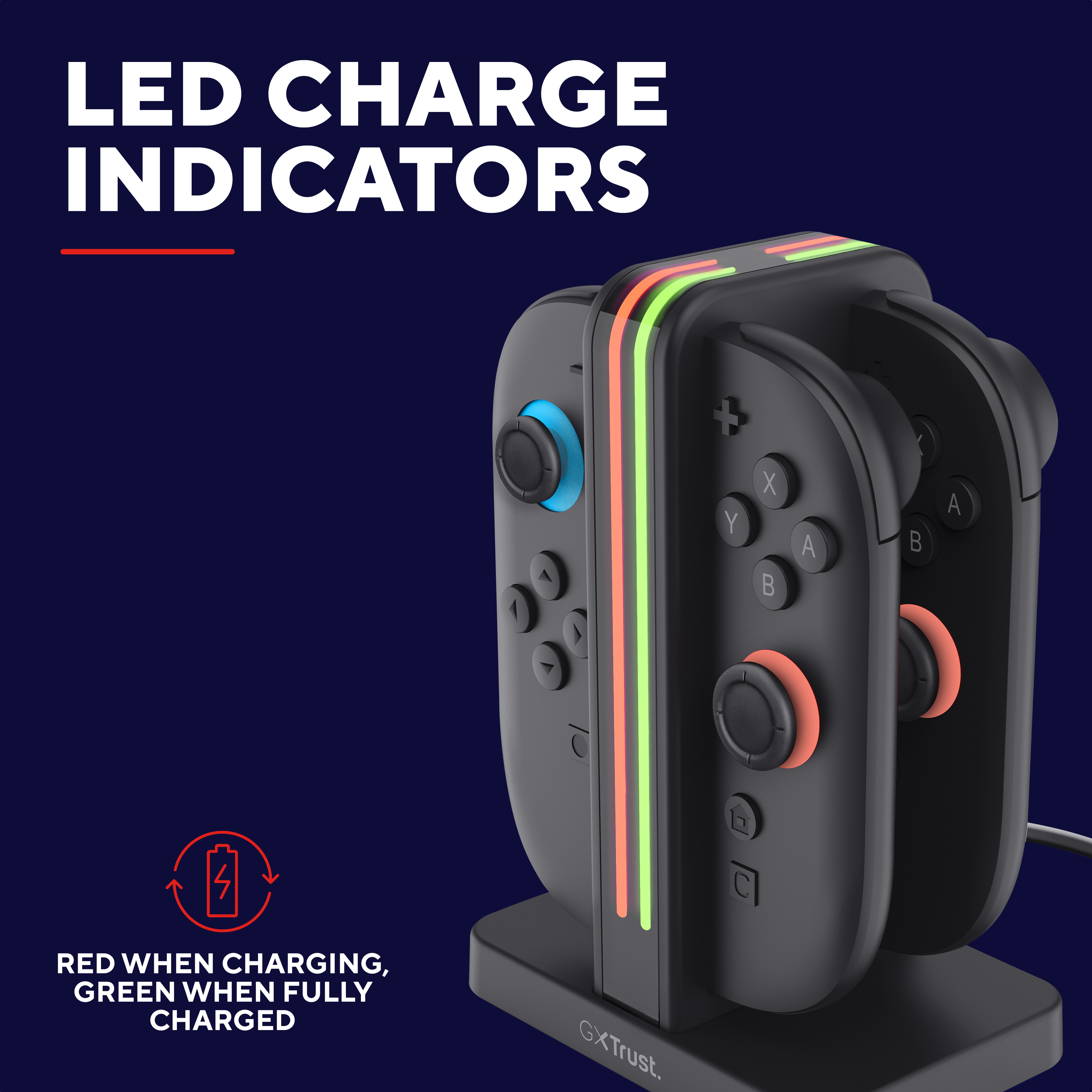 Eine schwarze Ladestation hält vier Controller mit rot und grün leuchtenden LED-Streifen auf blauem Grund.