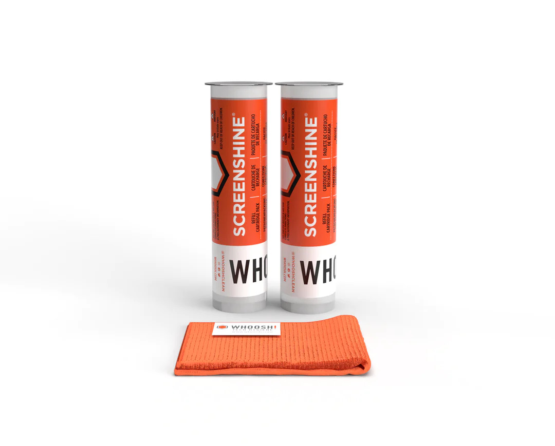Deux cartouches de recharge de nettoyant pour écran blanc et orange se tiennent debout derrière un chiffon en microfibre orange.
