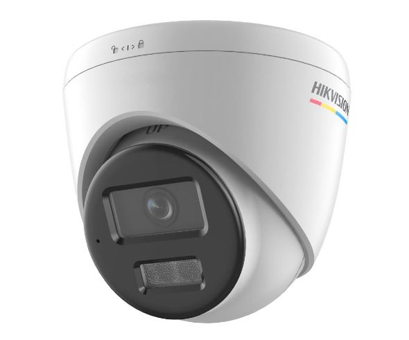 Una telecamera di sicurezza a cupola Hikvision bianca su sfondo bianco.