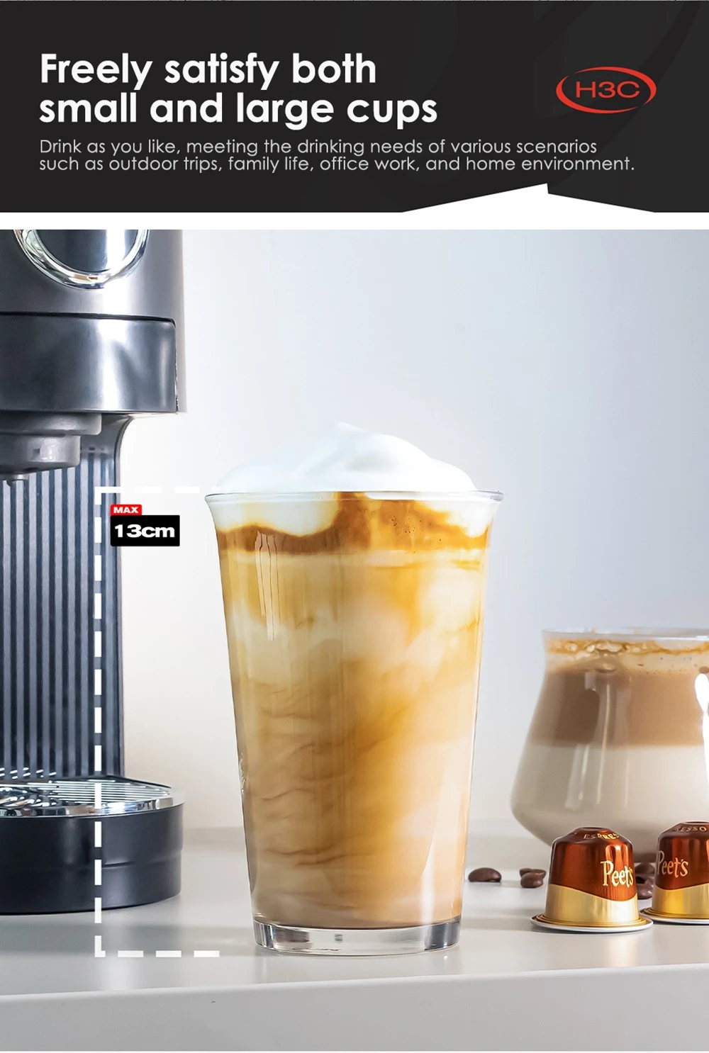 Una macchina da caffè accanto a un bicchiere alto di caffè freddo e capsule.