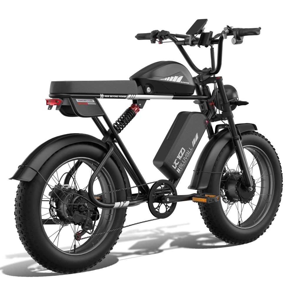 Una bicicletta elettrica nera stile ciclomotore con pneumatici larghi e sella lunga su sfondo bianco.