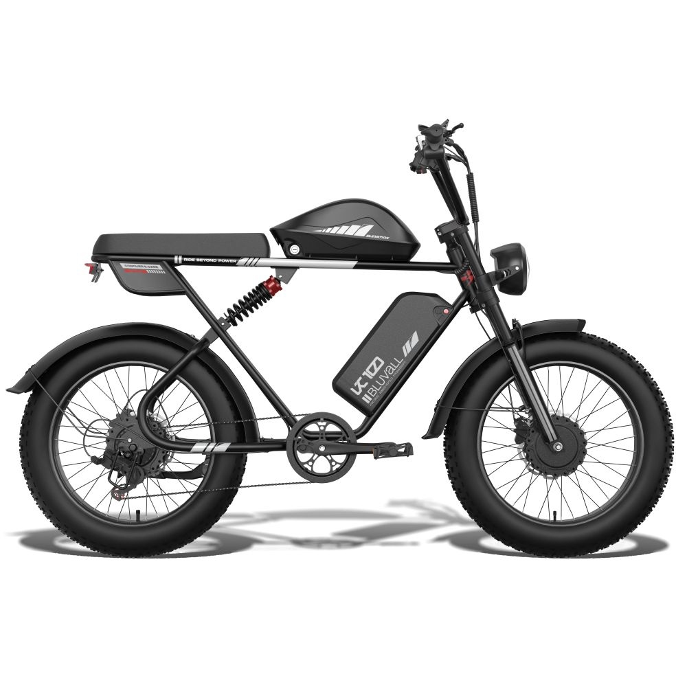 Una moderna bicicletta elettrica nera con pneumatici larghi, sella lunga e batteria sul telaio su sfondo bianco.