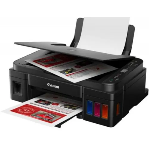 Una stampante Canon nera con serbatoi d'inchiostro visibili e documenti stampati su sfondo bianco.