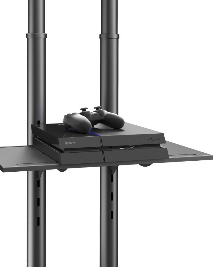 Una console PlayStation 4 nera con un controller su un ripiano tra due pali metallici verticali.