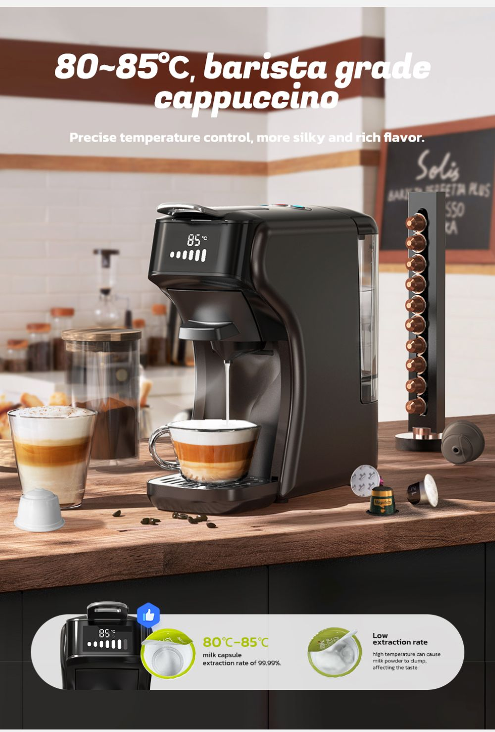 Macchina da caffè nera su bancone in legno con tazze, capsule e barattoli di caffè sullo sfondo.