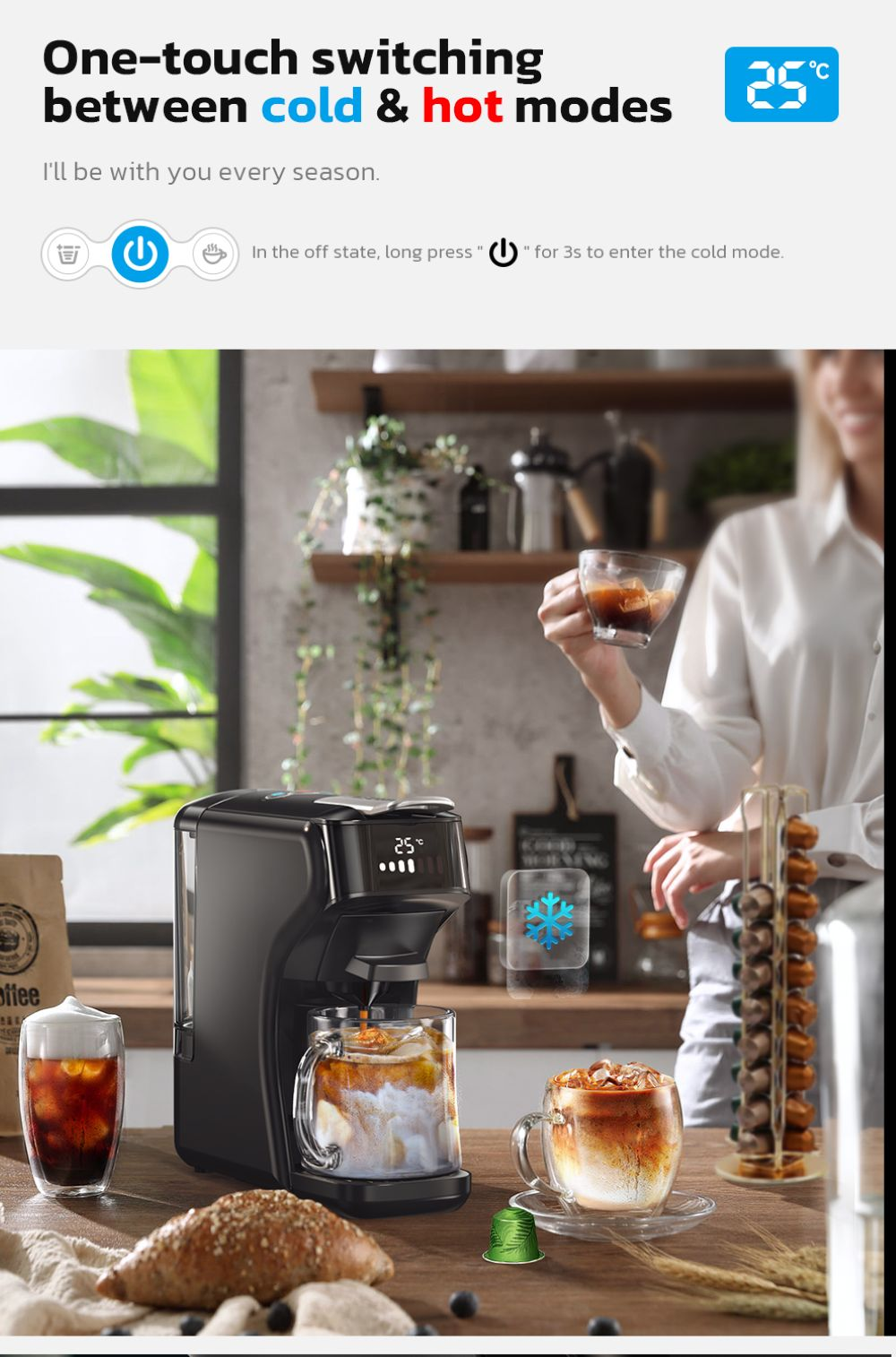 Una macchina da caffè nera su un tavolo con caffè freddo e una persona sullo sfondo.